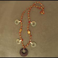 Collier avec 4 pices en bronze et corail